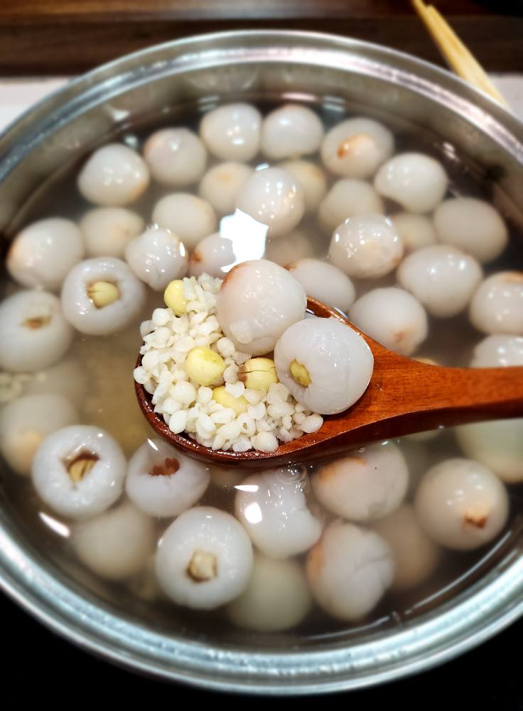 Olgunlaşmış liçiler 'bedava' fiyata satılıyor, kadınlar yaz günlerinde serinlemek için lezzetli ve eşsiz bir yemeğin nasıl yapılacağını anlatıyor - Fotoğraf 6. Quả vải chín rộ giá bán ‘rẻ như cho’, chị em mách nhau cách làm món ngon giải nhiệt lạ miệng ngày hè- Ảnh 6.