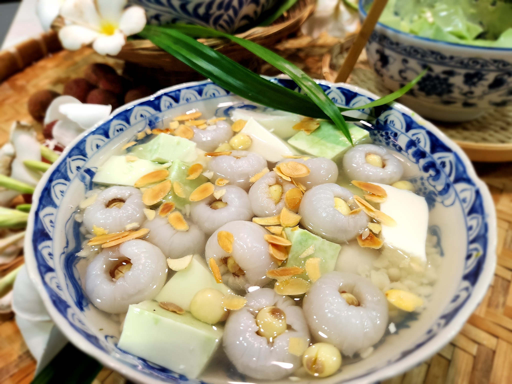 Olgunlaşmış liçiler 'bedava' fiyata satılıyor, kadınlar yaz günlerinde serinlemek için lezzetli ve eşsiz bir yemeğin nasıl yapılacağını anlatıyor - Fotoğraf 7. Quả vải chín rộ giá bán ‘rẻ như cho’, chị em mách nhau cách làm món ngon giải nhiệt lạ miệng ngày hè- Ảnh 7.