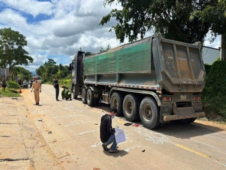 Xe đạp điện va chạm xe đầu kéo khiến 4 cháu nhỏ thương vong ở Đắk Lắk- Ảnh 1.