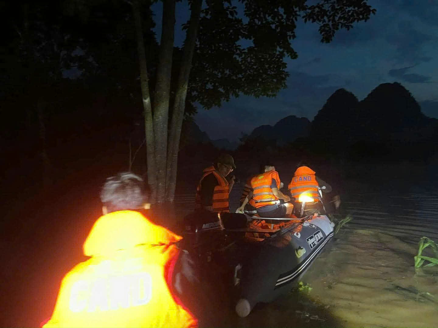 Lạng Sơn: Mưa lớn kéo dài nhiều nơi bị ngập sâu, lực lượng chức năng xuyên đêm cứu hộ- Ảnh 5. Lạng Sơn: Mưa lớn kéo dài nhiều nơi bị ngập sâu, lực lượng chức năng xuyên đêm cứu hộ- Ảnh 5.
