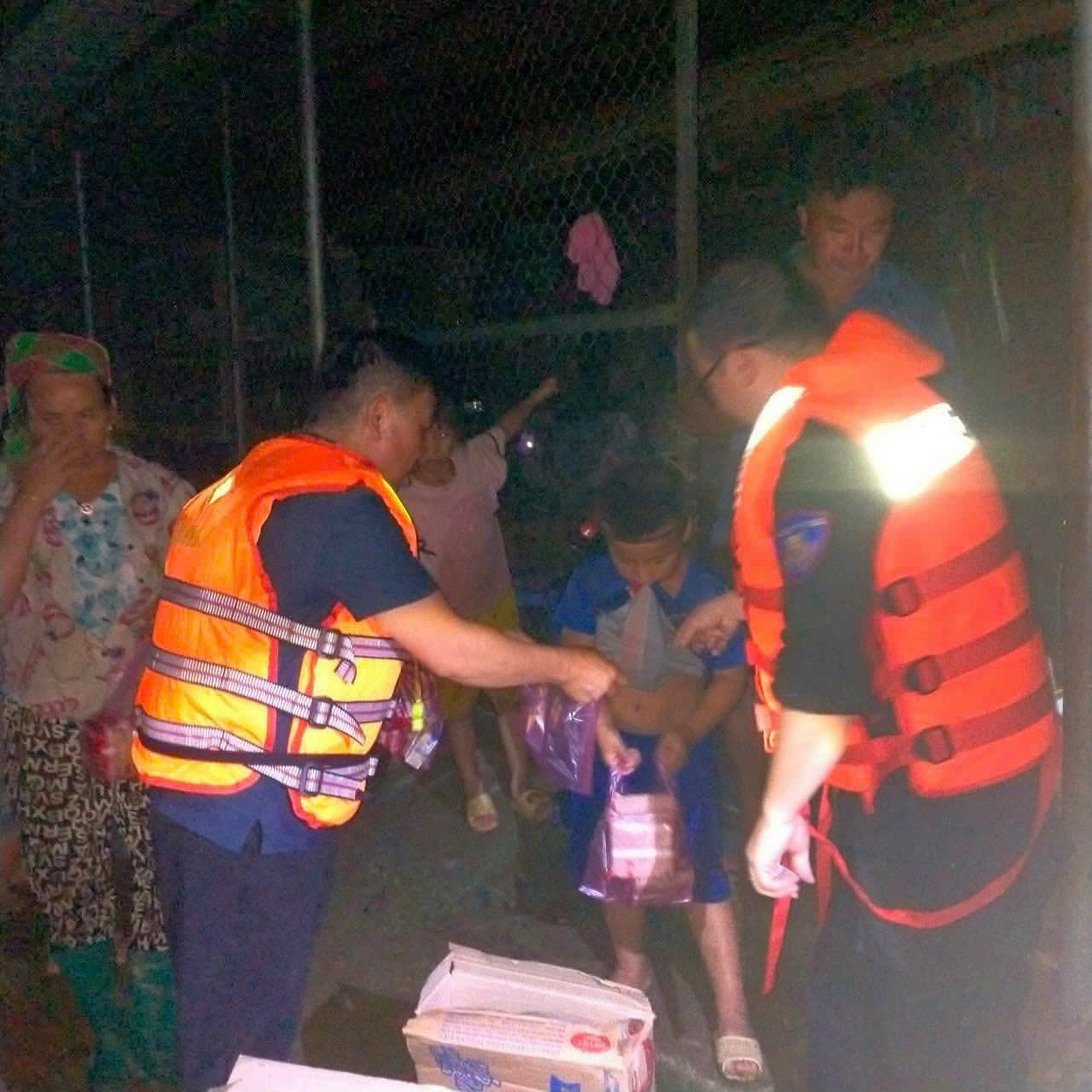 Lạng Sơn: Mưa lớn kéo dài nhiều nơi bị ngập sâu, lực lượng chức năng xuyên đêm cứu hộ- Ảnh 4. Lạng Sơn: Mưa lớn kéo dài nhiều nơi bị ngập sâu, lực lượng chức năng xuyên đêm cứu hộ- Ảnh 4.