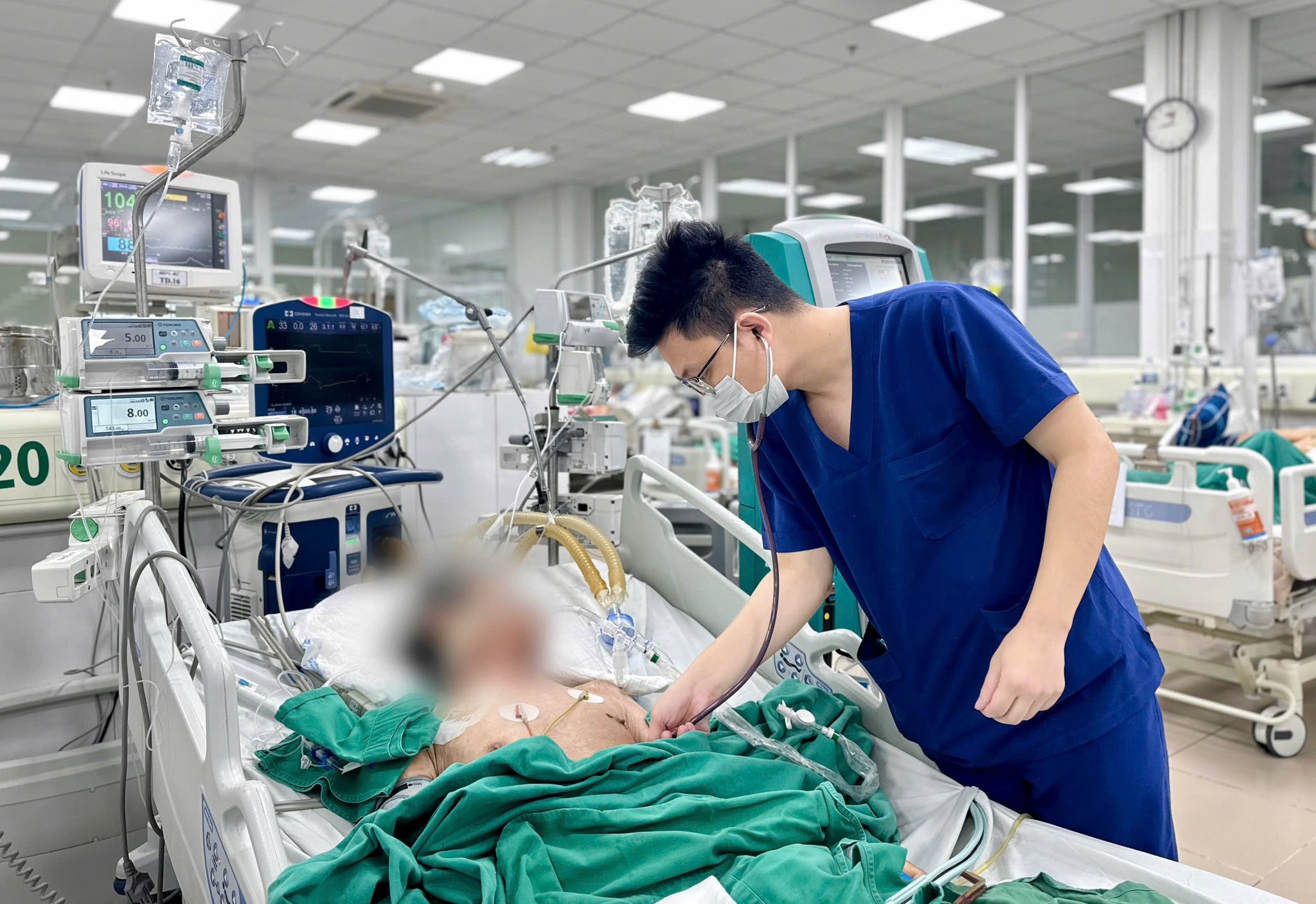 Người đàn ông nhiễm khuẩn huyết nặng, tiên lượng nguy kịch do mắc sai lầm khi chữa đau khớp- Ảnh 1. Người đàn ông nhiễm khuẩn huyết nặng, tiên lượng nguy kịch do mắc sai lầm khi chữa đau khớp- Ảnh 1.
