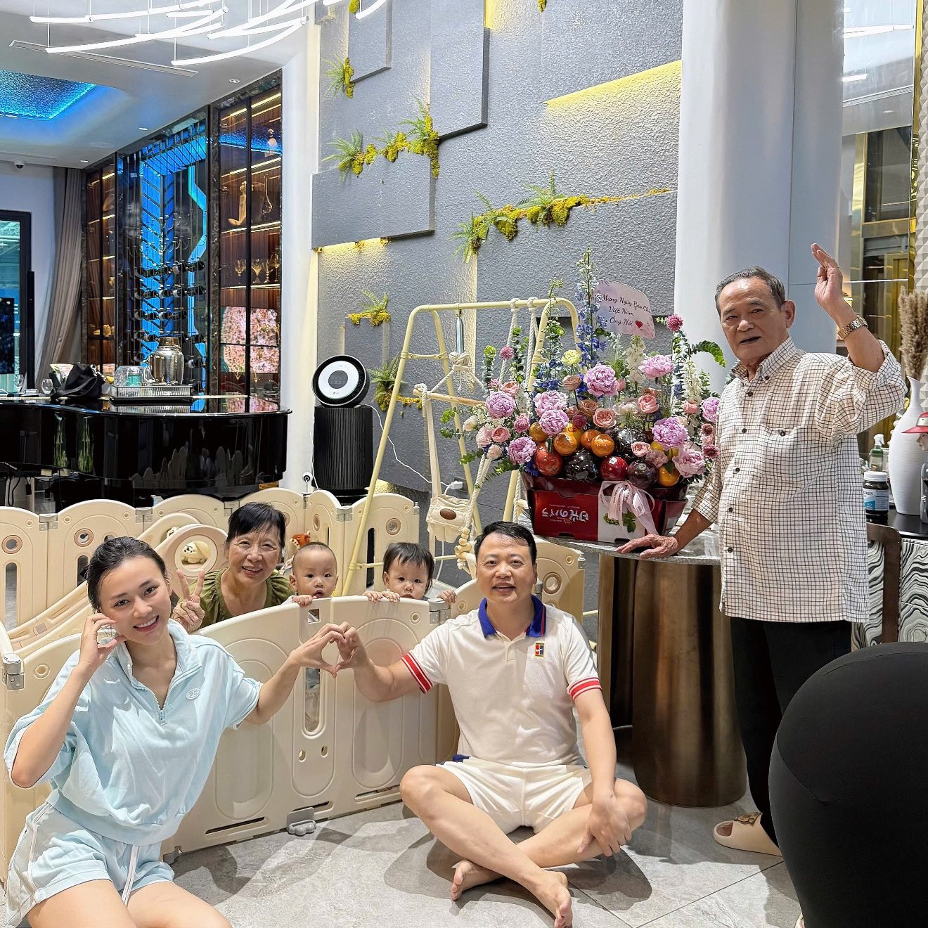 Shark Bình chỉ khoe một hình ảnh gia đình, khán giả thấy rõ tình cảm bố mẹ chồng dành cho Phương Oanh- Ảnh 2.