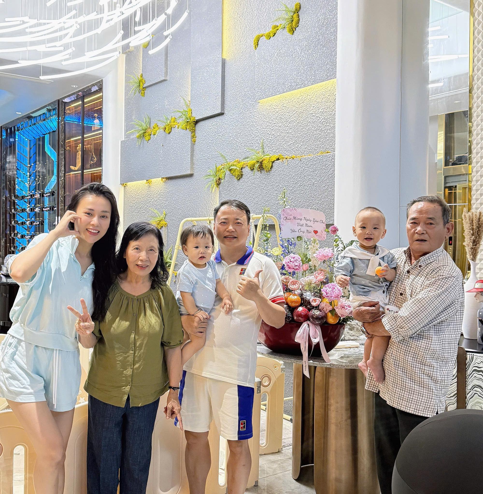 Shark Bình chỉ khoe một hình ảnh gia đình, khán giả thấy rõ tình cảm bố mẹ chồng dành cho Phương Oanh- Ảnh 3.