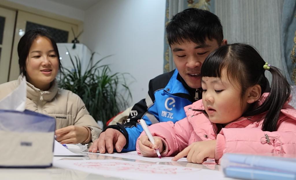 Cuộc sống 'em bé shipper' theo bố đi làm từ khi mới sinh hiện ra sao?- Ảnh 4.