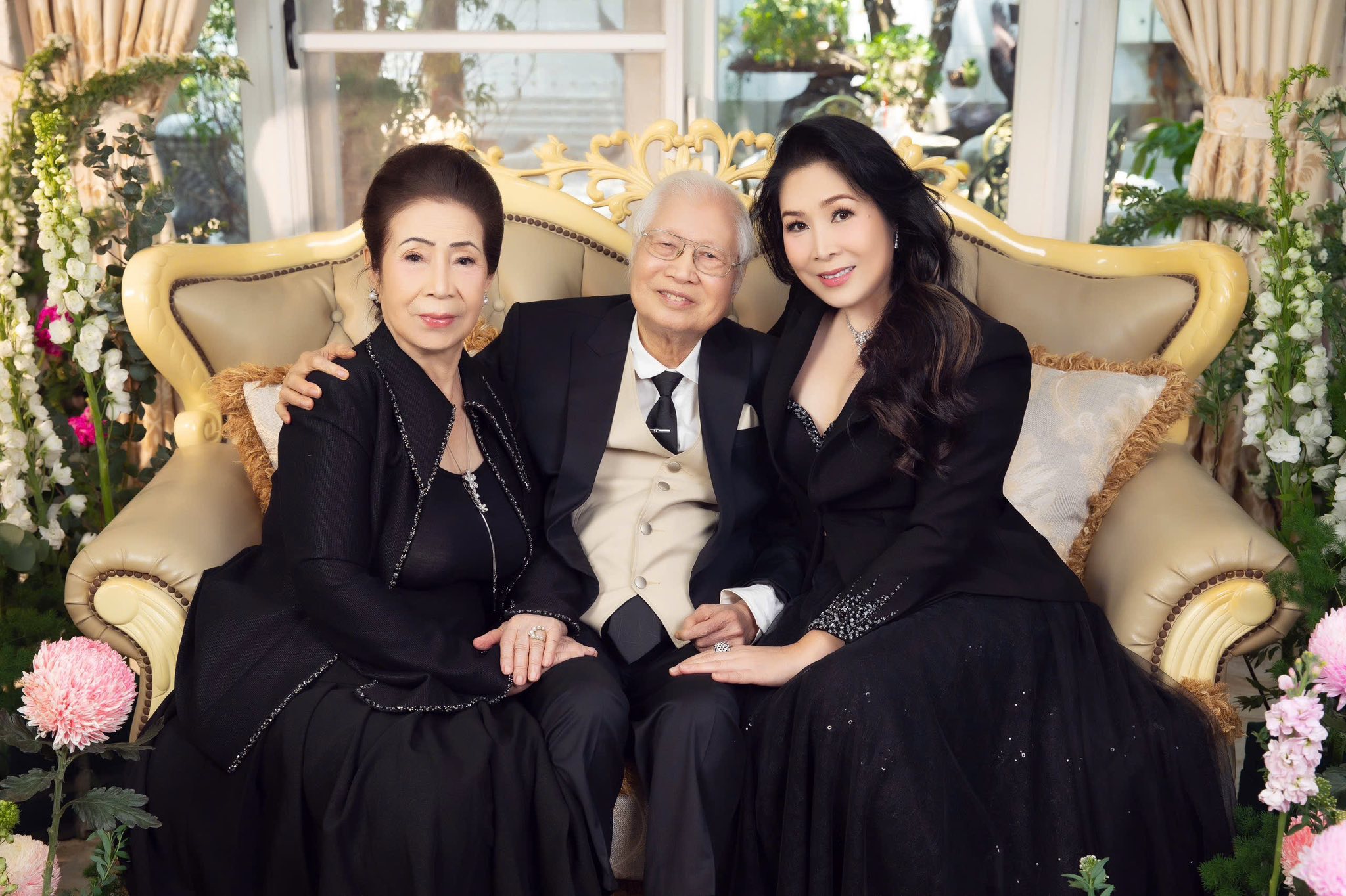 Bố mẹ NSND Hồng Vân rạng rỡ bên con cháu trong hình ảnh kỉ niệm 60 năm ngày cưới - Ảnh 4.