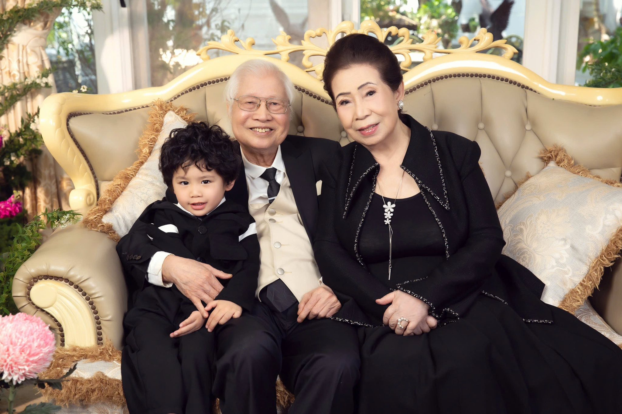 Bố mẹ NSND Hồng Vân rạng rỡ bên con cháu trong hình ảnh kỉ niệm 60 năm ngày cưới - Ảnh 6.