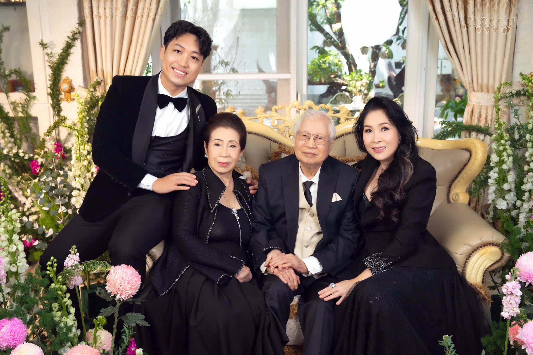 Bố mẹ NSND Hồng Vân rạng rỡ bên con cháu trong hình ảnh kỉ niệm 60 năm ngày cưới - Ảnh 8.