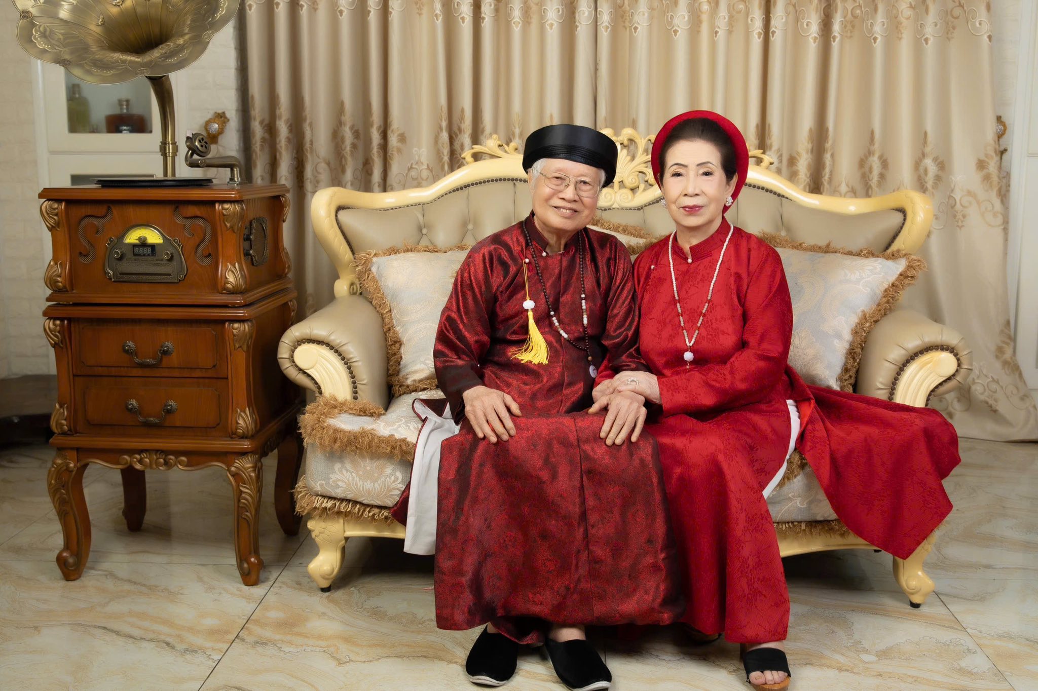 Bố mẹ NSND Hồng Vân rạng rỡ bên con cháu trong hình ảnh kỉ niệm 60 năm ngày cưới - Ảnh 9.