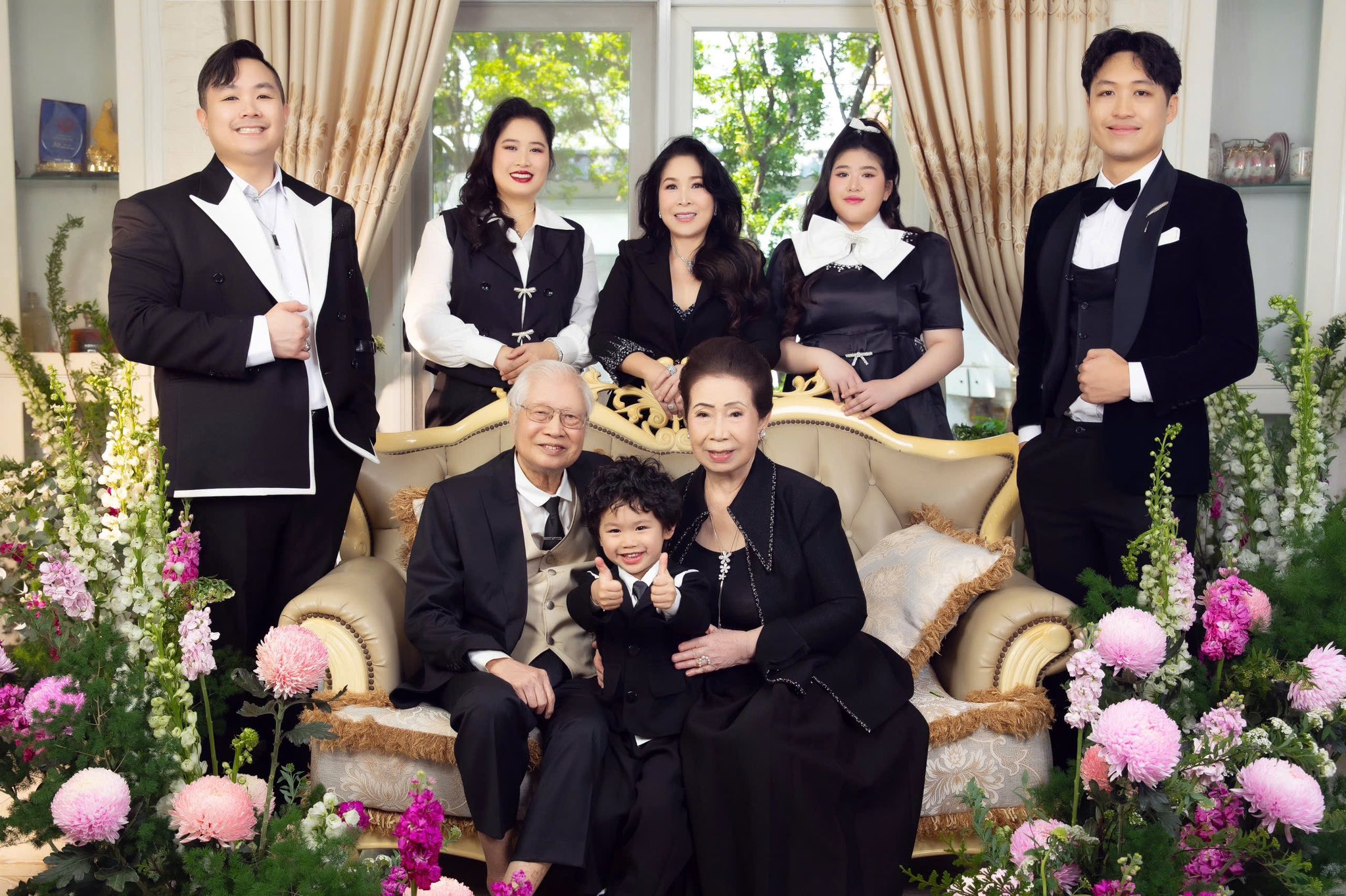 Bố mẹ NSND Hồng Vân rạng rỡ bên con cháu trong hình ảnh kỉ niệm 60 năm ngày cưới - Ảnh 10.