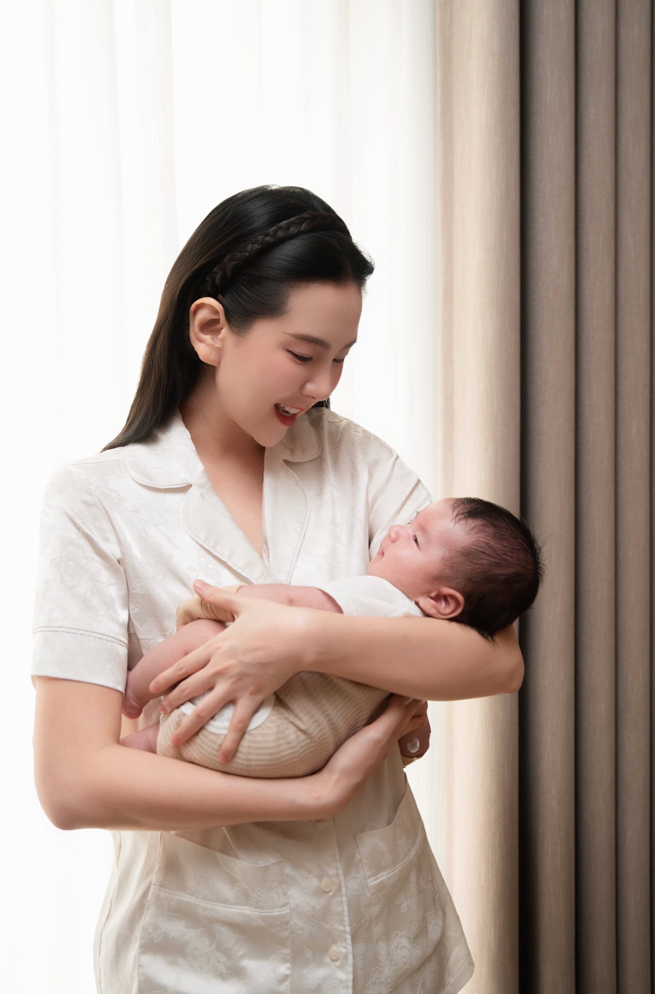 MC Mai Ngọc khoe khoảnh khắc đáng yêu của con trai 2 tháng tuổi khiến nhiều người bất ngờ - Ảnh 4. MC Mai Ngọc khoe khoảnh khắc đáng yêu của con trai 2 tháng tuổi khiến nhiều người bất ngờ - Ảnh 4.