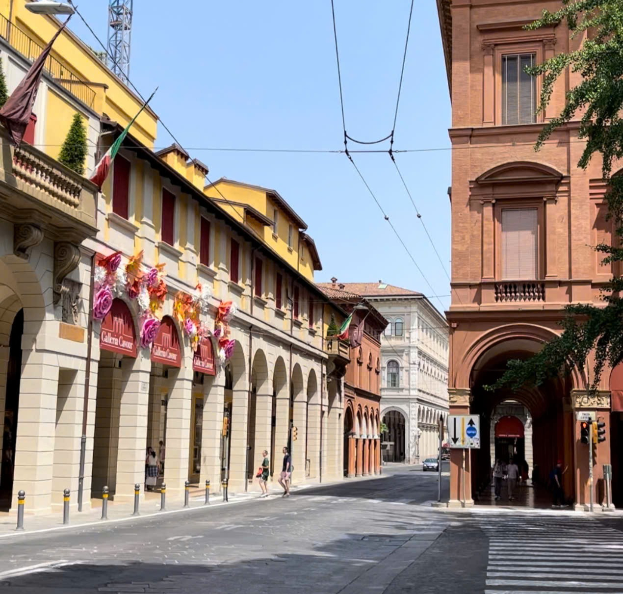 Bologna – Thành phố mái vòm cổ kính, nơi ẩm thực và tri thức hòa quyện giữa lòng nước Ý - Ảnh 1. Bologna – Thành phố mái vòm cổ kính, nơi ẩm thực và tri thức hòa quyện giữa lòng nước Ý - Ảnh 1.