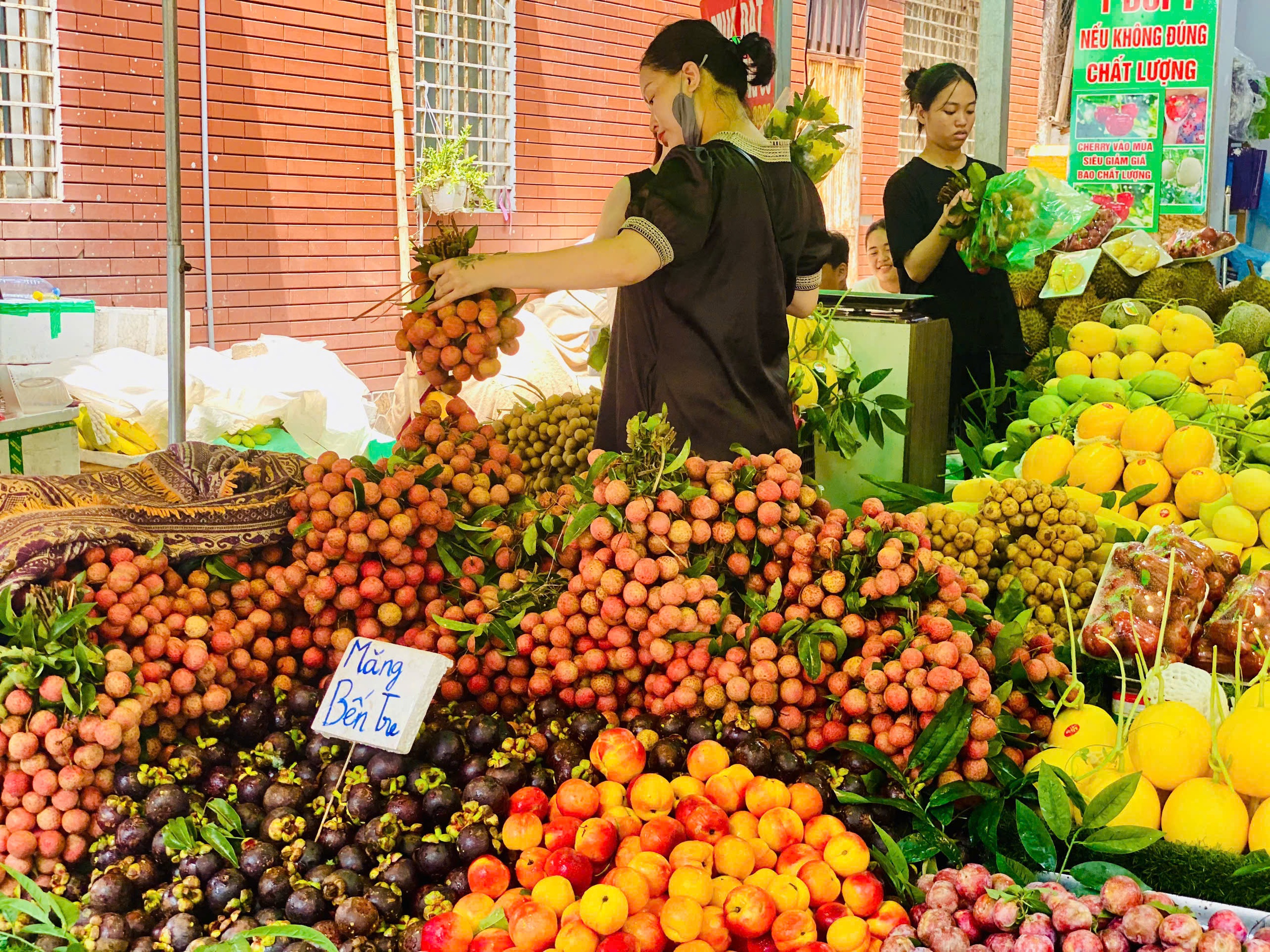 Măng cụt vào mùa bán ngập thị trường giá rẻ bèo, tiểu thương chia sẻ bí kíp chọn những quả tươi ngon - Ảnh 4.