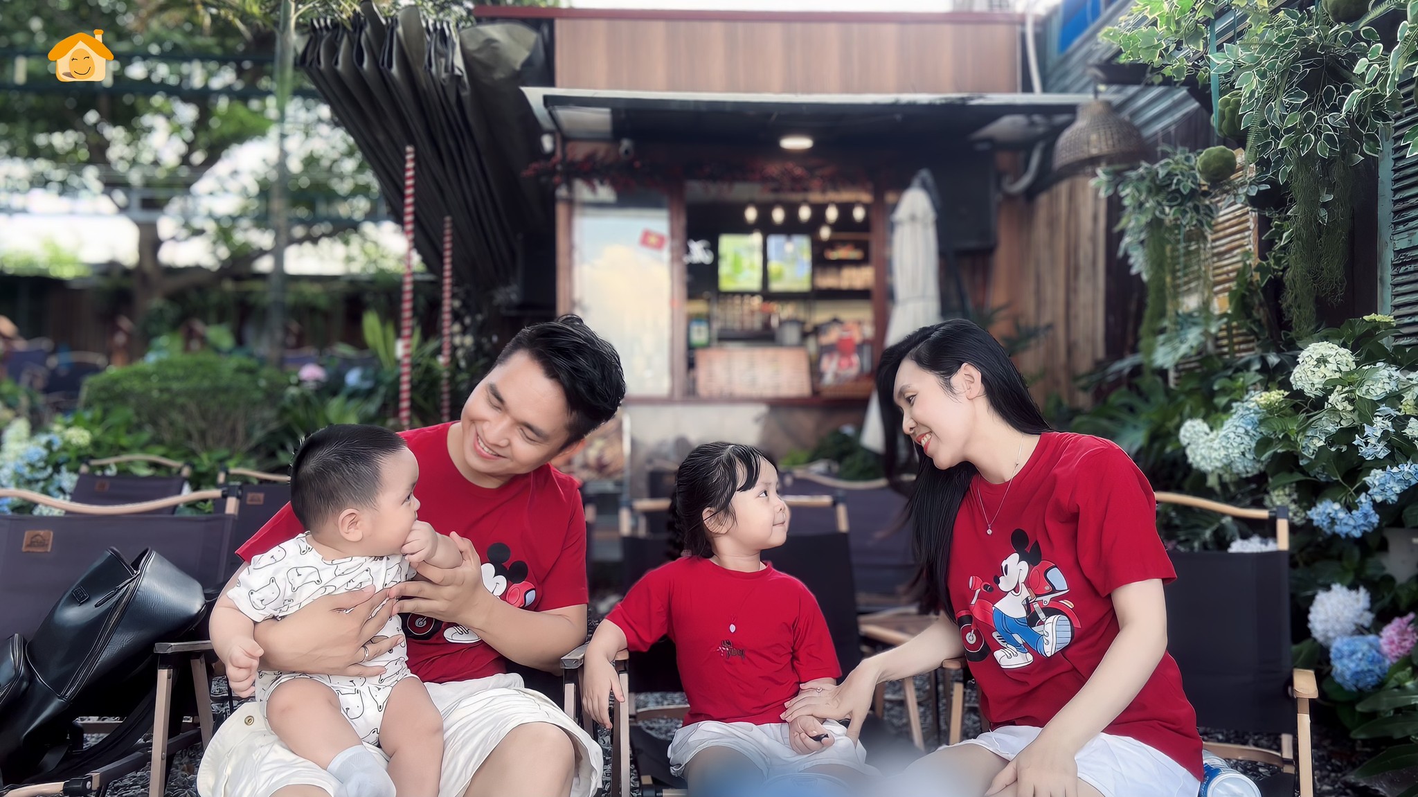 Nam MC có tên đặc biệt nhất VTV khoe bộ ảnh gia đình, biểu cảm 2 nhóc tỳ khiến fan thích thú- Ảnh 3. Nam MC có tên đặc biệt nhất VTV khoe bộ ảnh gia đình, biểu cảm 2 nhóc tỳ khiến fan thích thú- Ảnh 3.