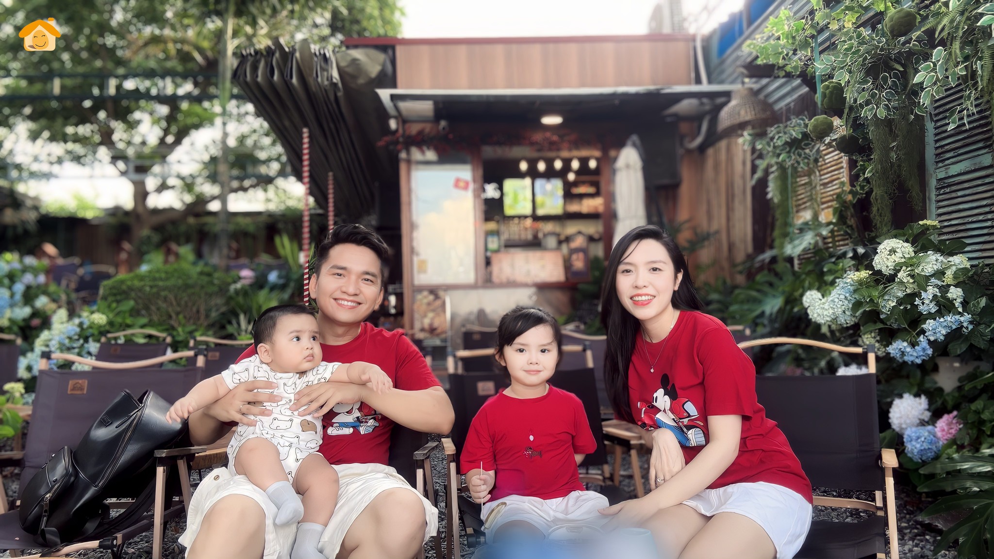 Nam MC có tên đặc biệt nhất VTV khoe bộ ảnh gia đình, biểu cảm 2 nhóc tỳ khiến fan thích thú- Ảnh 6. Nam MC có tên đặc biệt nhất VTV khoe bộ ảnh gia đình, biểu cảm 2 nhóc tỳ khiến fan thích thú- Ảnh 6.