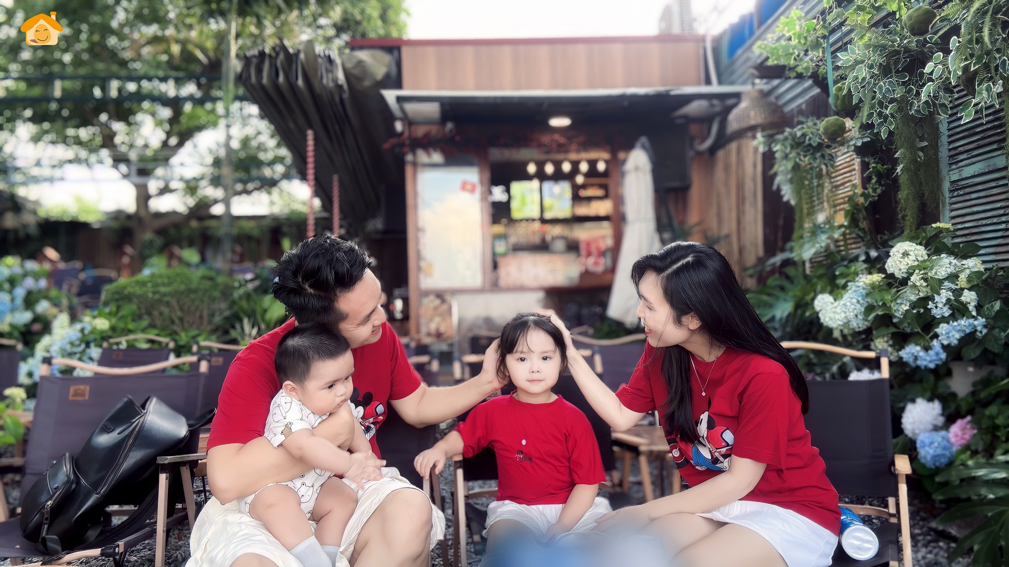 Nam MC có tên đặc biệt nhất VTV khoe bộ ảnh gia đình, biểu cảm 2 nhóc tỳ khiến fan thích thú- Ảnh 5. Nam MC có tên đặc biệt nhất VTV khoe bộ ảnh gia đình, biểu cảm 2 nhóc tỳ khiến fan thích thú- Ảnh 5.