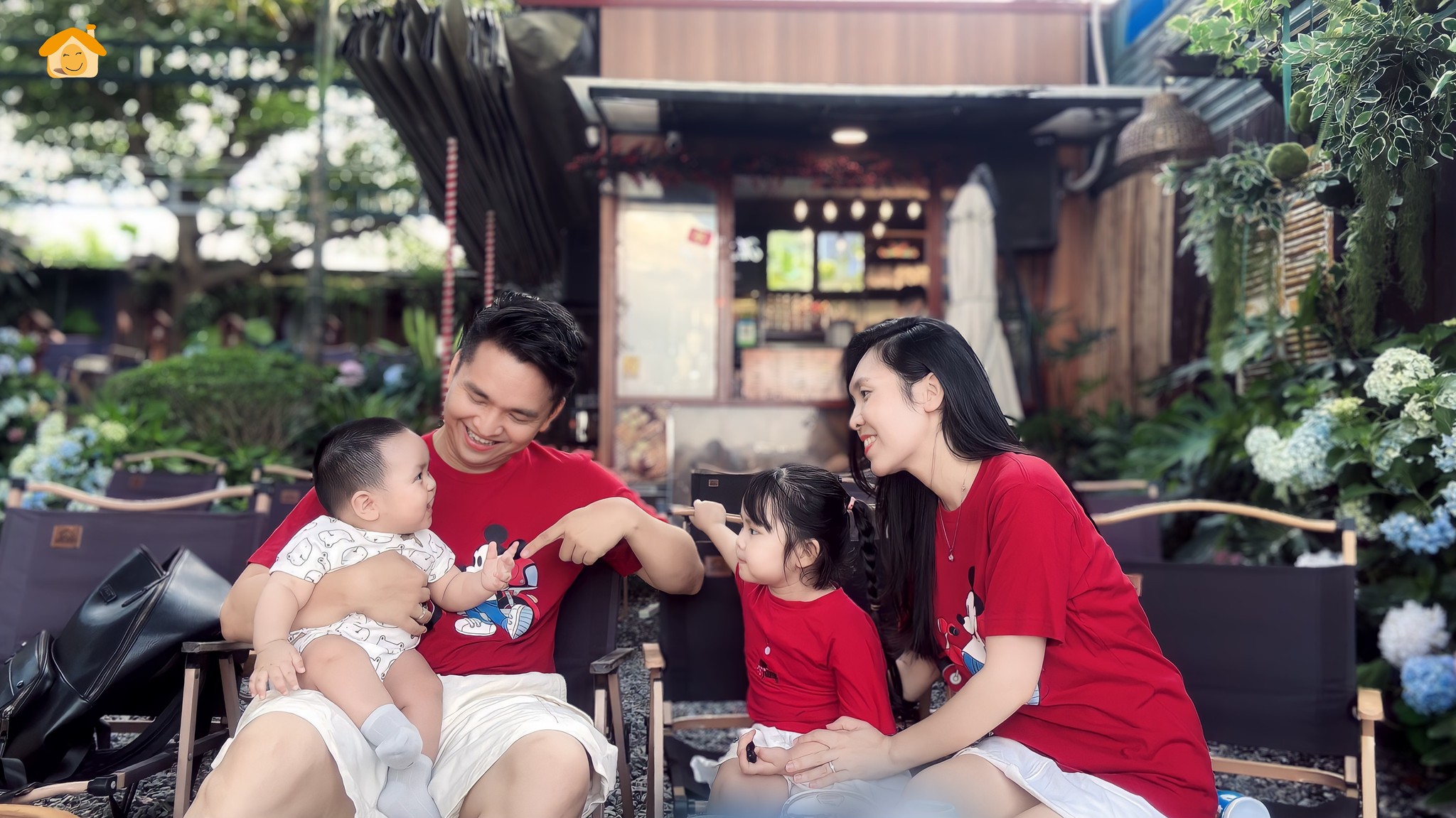 Nam MC có tên đặc biệt nhất VTV khoe bộ ảnh gia đình, biểu cảm 2 nhóc tỳ khiến fan thích thú- Ảnh 2. Nam MC có tên đặc biệt nhất VTV khoe bộ ảnh gia đình, biểu cảm 2 nhóc tỳ khiến fan thích thú- Ảnh 2.