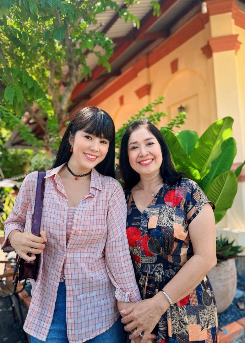 Mẹ ruột Lê Phương quê Trà Vinh ở tuổi hưu có sắc vóc trẻ đẹp, luôn là hậu phương cho con cháu - Ảnh 8.