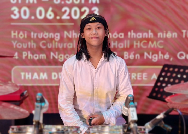 Ngoại hình khác lạ ở tuổi 18 của 'thần đồng đánh trống' - Ảnh 5. Ngoại hình khác lạ ở tuổi 18 của 'thần đồng đánh trống' - Ảnh 5.
