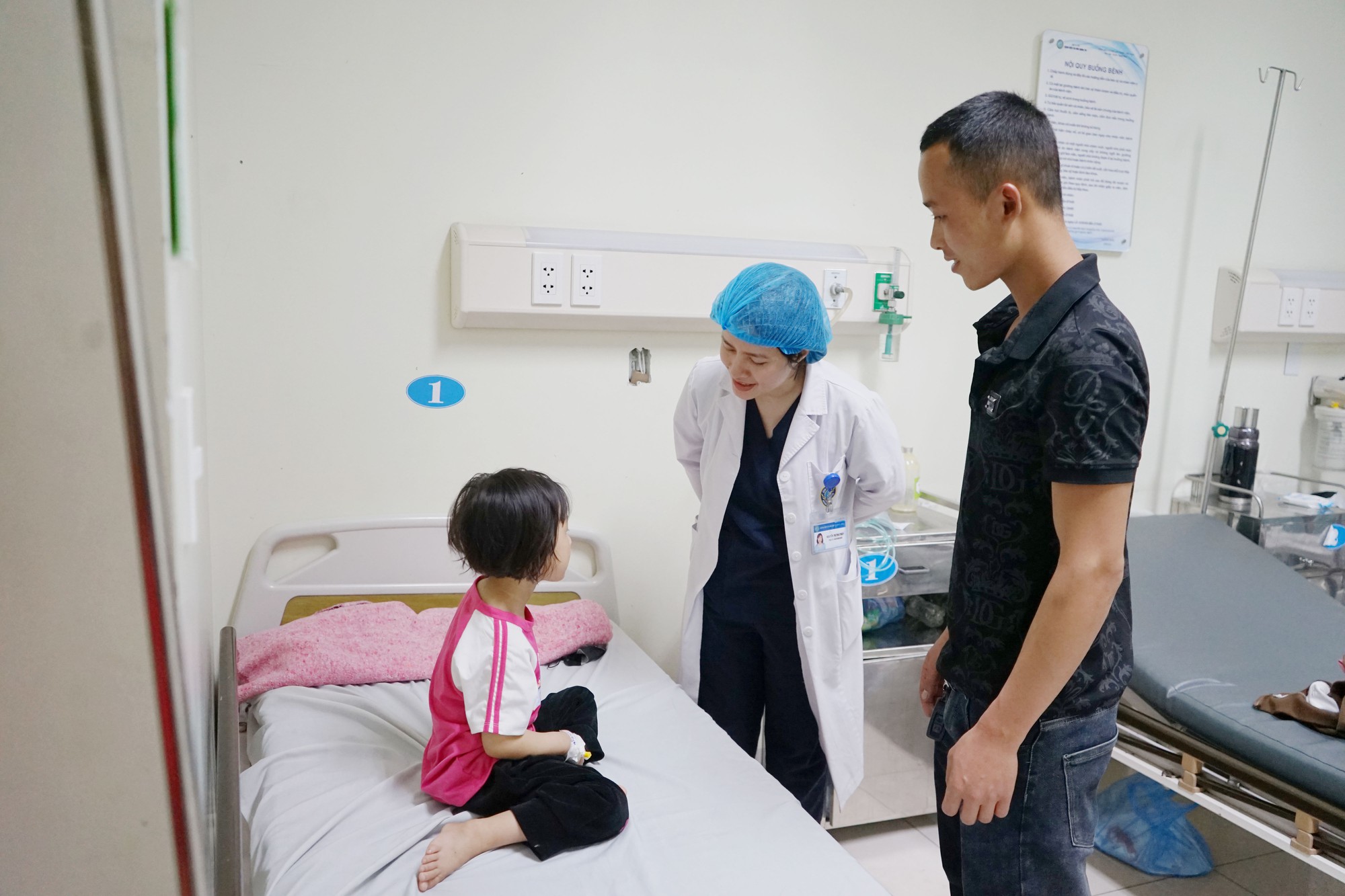 Cúc áo gãy đôi nằm trong đường thở bé gái 5 tuổi- Ảnh 2. Cúc áo gãy đôi nằm trong đường thở bé gái 5 tuổi- Ảnh 2.