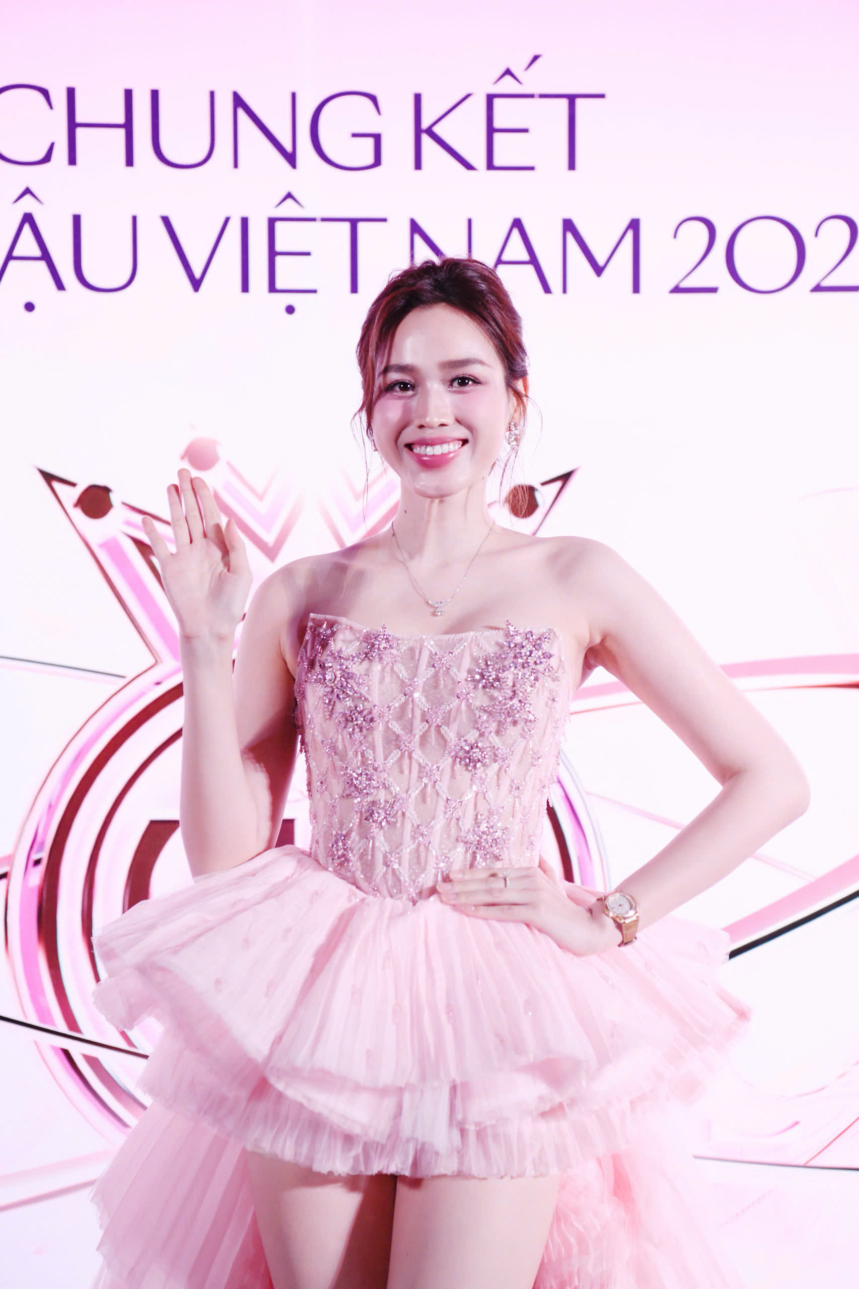 Thảm đỏ Hoa hậu Việt Nam 2024: Đỗ Thị Hà, Trần Tiểu Vy và dàn chân dài so kè nhan sắc - Ảnh 4.