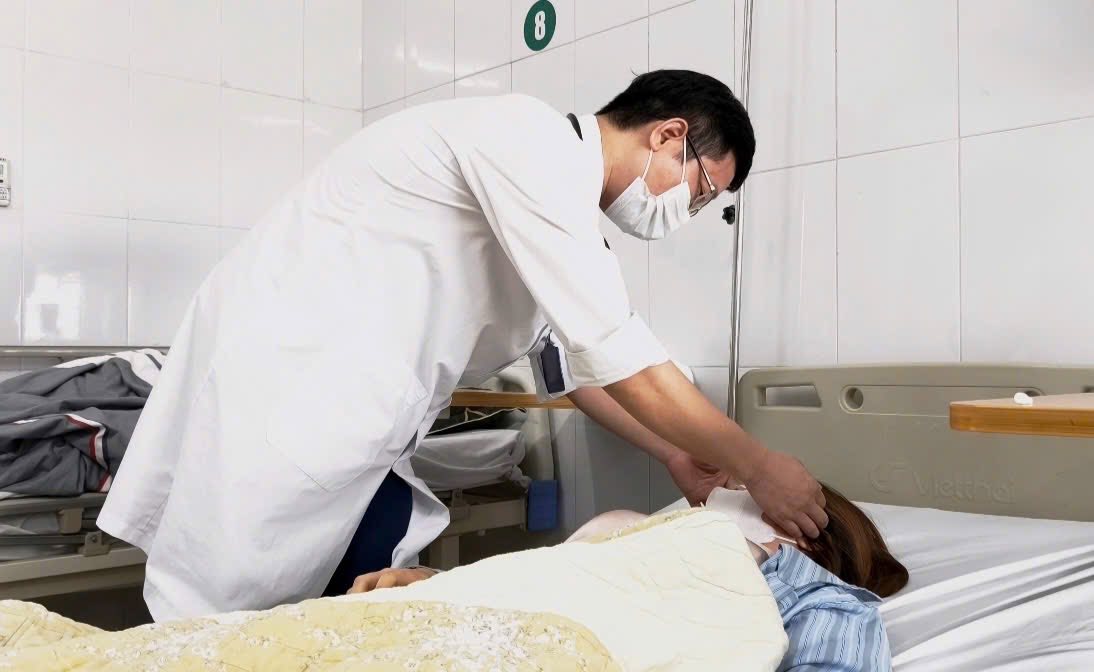 Người phụ nữ 32 tuổi nhập viện gấp sau khi tự nặn mụn trên trán - Ảnh 1. Người phụ nữ 32 tuổi nhập viện gấp sau khi tự nặn mụn trên trán - Ảnh 1.