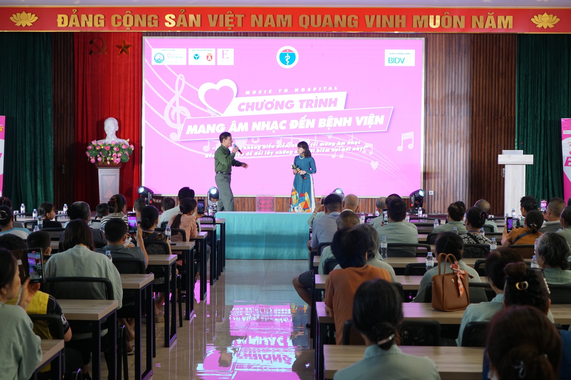 Những nụ cười hạnh phúc của người bệnh với Chương trình 'Mang âm nhạc đến bệnh viện' số 219 - Ảnh 2. Những nụ cười hạnh phúc của người bệnh với Chương trình 'Mang âm nhạc đến bệnh viện' số 219 - Ảnh 2.