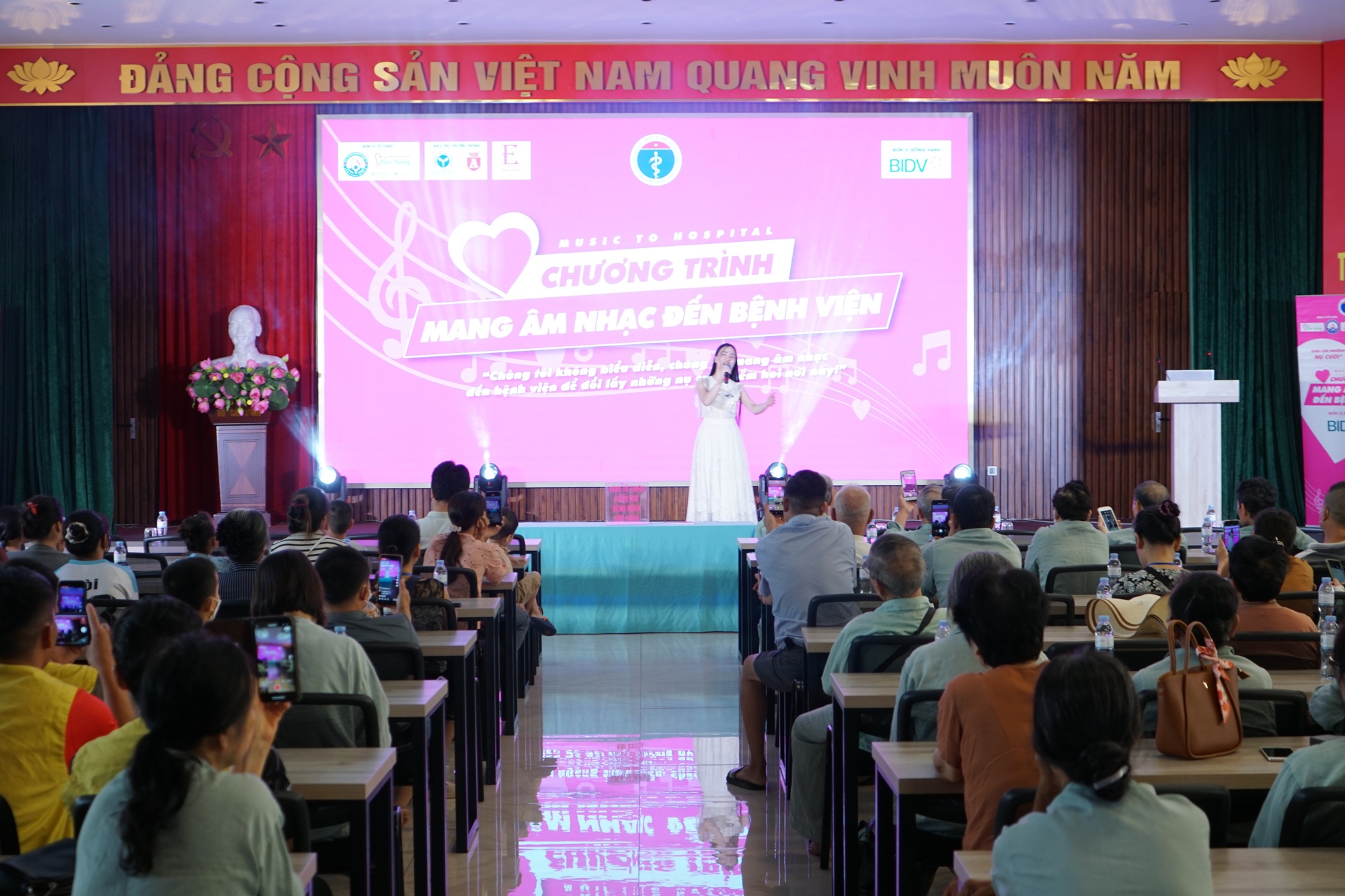 Những nụ cười hạnh phúc của người bệnh với Chương trình 'Mang âm nhạc đến bệnh viện' số 219 - Ảnh 1. Những nụ cười hạnh phúc của người bệnh với Chương trình 'Mang âm nhạc đến bệnh viện' số 219 - Ảnh 1.
