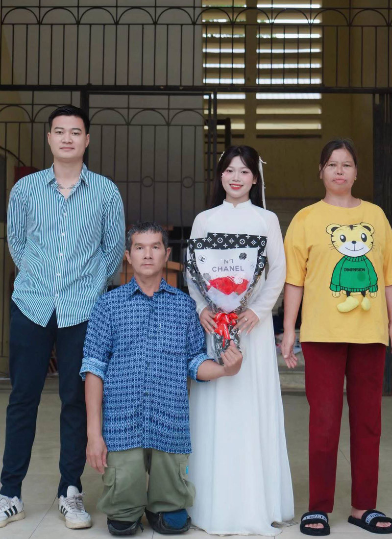 Chuyện cảm động sau bức ảnh kỷ yếu bố mẹ chụp cùng con gái ở Hòa Bình - Ảnh 1. Chuyện cảm động sau bức ảnh kỷ yếu bố mẹ chụp cùng con gái ở Hòa Bình - Ảnh 1.