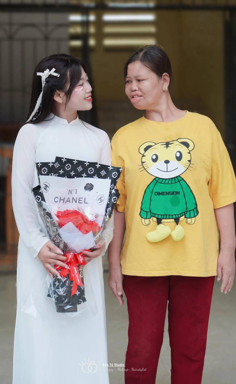Chuyện cảm động sau bức ảnh kỷ yếu bố mẹ chụp cùng con gái ở Hòa Bình - Ảnh 3. Chuyện cảm động sau bức ảnh kỷ yếu bố mẹ chụp cùng con gái ở Hòa Bình - Ảnh 3.