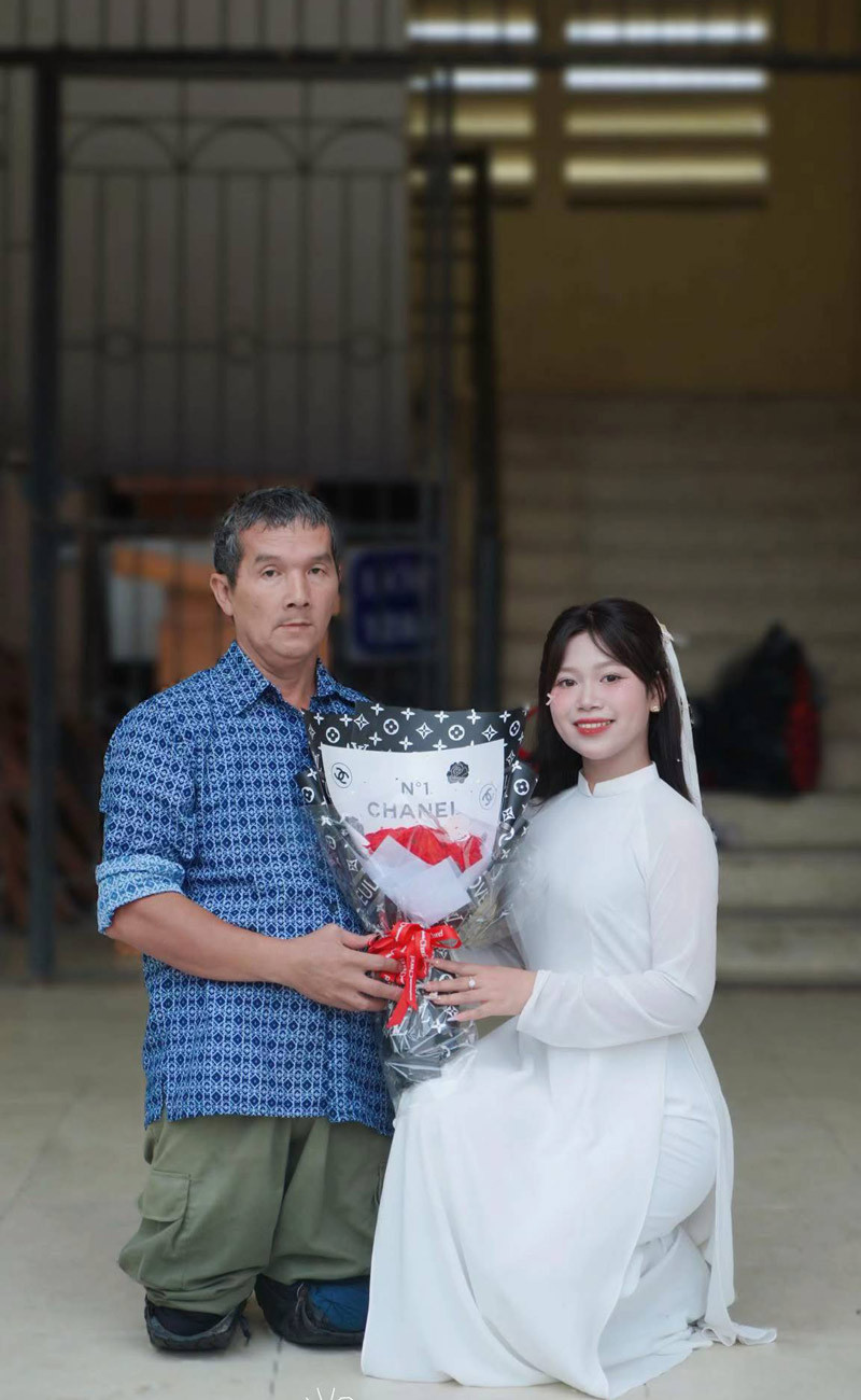 Chuyện cảm động sau bức ảnh kỷ yếu bố mẹ chụp cùng con gái ở Hòa Bình - Ảnh 4. Chuyện cảm động sau bức ảnh kỷ yếu bố mẹ chụp cùng con gái ở Hòa Bình - Ảnh 4.