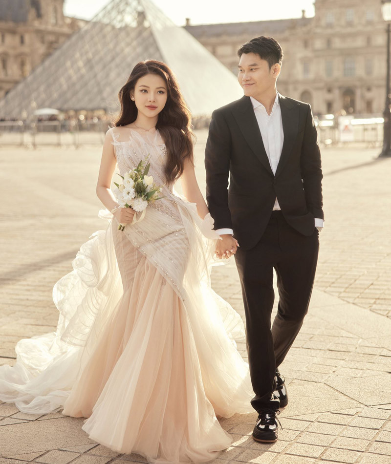 Cô dâu ở TPHCM xinh như búp bê, đầu đội vương miện làm từ 10 cây vàng - Ảnh 4. Cô dâu ở TPHCM xinh như búp bê, đầu đội vương miện làm từ 10 cây vàng - Ảnh 4.