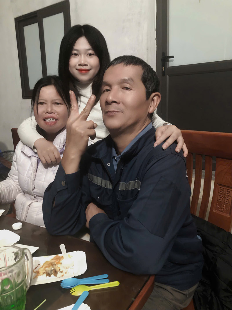Chuyện cảm động sau bức ảnh kỷ yếu bố mẹ chụp cùng con gái ở Hòa Bình - Ảnh 5. Chuyện cảm động sau bức ảnh kỷ yếu bố mẹ chụp cùng con gái ở Hòa Bình - Ảnh 5.