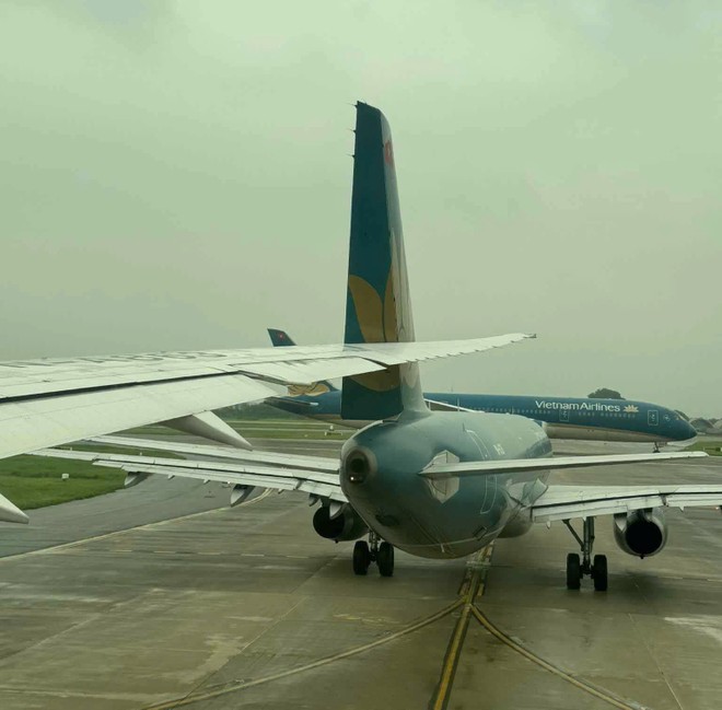 Chuẩn bị cất cánh, 2 máy bay bất ngờ va chạm tại sân bay Nội Bài - Ảnh 1.