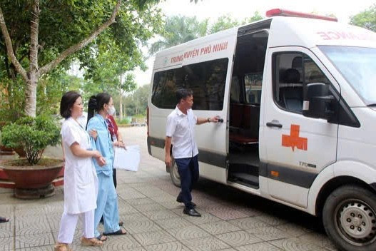 Xe cấp cứu cùng bác sĩ đón, đưa nữ sinh vừa phẫu thuật đi thi tốt nghiệp THPT - Ảnh 1. Xe cấp cứu cùng bác sĩ đón, đưa nữ sinh vừa phẫu thuật đi thi tốt nghiệp THPT - Ảnh 1.
