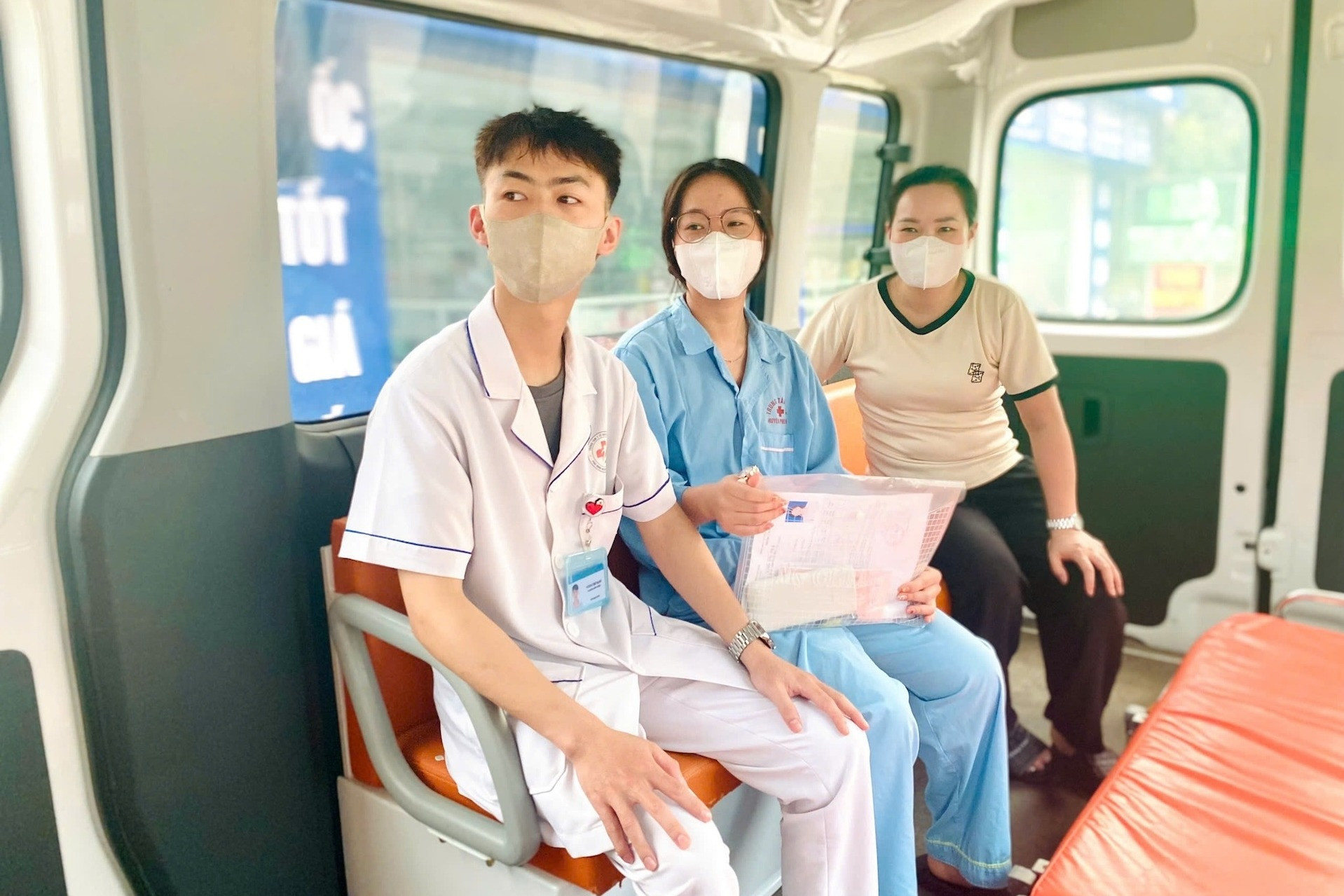 Xe cấp cứu cùng bác sĩ đón, đưa nữ sinh vừa phẫu thuật đi thi tốt nghiệp THPT - Ảnh 2. Xe cấp cứu cùng bác sĩ đón, đưa nữ sinh vừa phẫu thuật đi thi tốt nghiệp THPT - Ảnh 2.