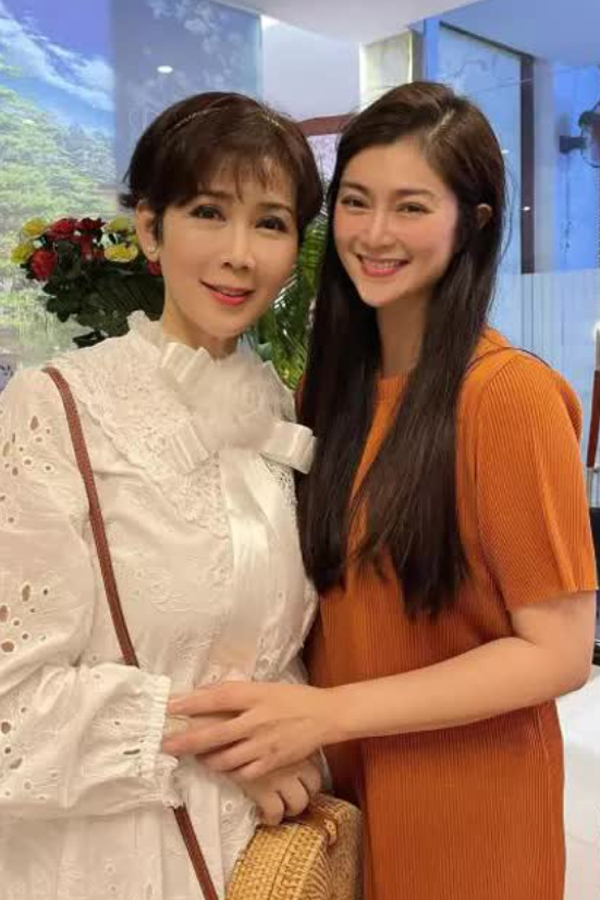 'Đệ nhất mỹ nhân màn ảnh' từng gắn bó một thời với Lý Hùng giờ nhan sắc thay đổi ra sao? - Ảnh 10. 'Đệ nhất mỹ nhân màn ảnh' từng gắn bó một thời với Lý Hùng giờ nhan sắc thay đổi ra sao? - Ảnh 10.
