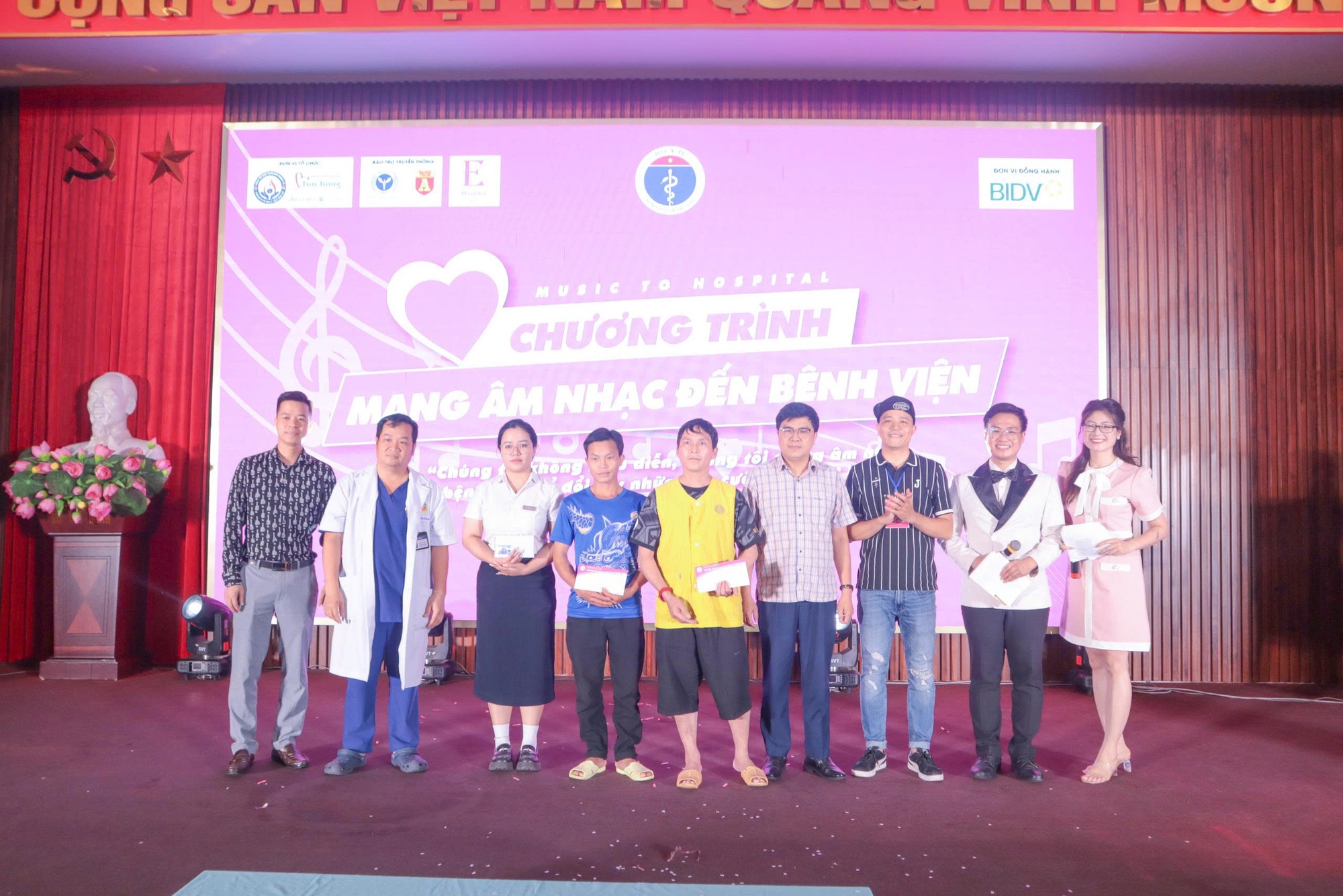 Những nụ cười hạnh phúc của người bệnh với Chương trình 'Mang âm nhạc đến bệnh viện' số 219 - Ảnh 4. Những nụ cười hạnh phúc của người bệnh với Chương trình 'Mang âm nhạc đến bệnh viện' số 219 - Ảnh 4.