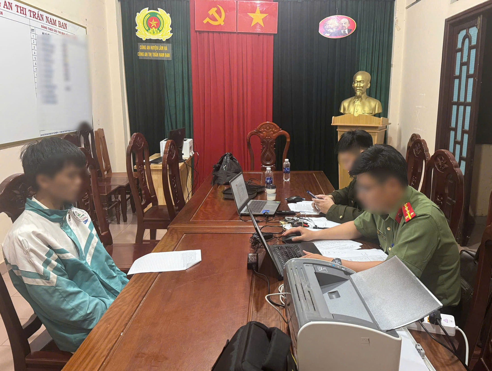 Khởi tố vụ án thí sinh sử dụng thiết bị công nghệ để gian lận thi cử - Ảnh 1. Khởi tố vụ án thí sinh sử dụng thiết bị công nghệ gian lận thi cử - Ảnh 1.