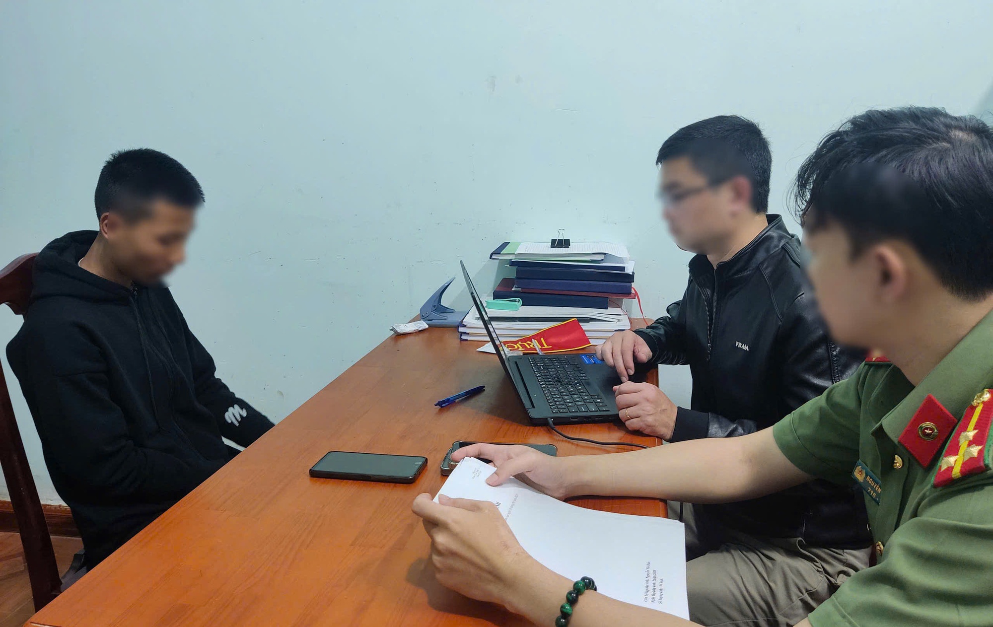 Khởi tố vụ án thí sinh sử dụng thiết bị công nghệ để gian lận thi cử - Ảnh 2. Khởi tố vụ án thí sinh sử dụng thiết bị công nghệ gian lận thi cử - Ảnh 2.
