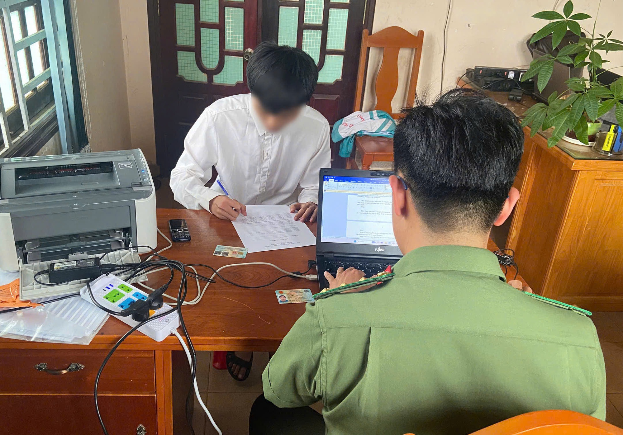 Khởi tố vụ án thí sinh sử dụng thiết bị công nghệ để gian lận thi cử - Ảnh 6. Khởi tố vụ án thí sinh sử dụng thiết bị công nghệ gian lận thi cử - Ảnh 5.