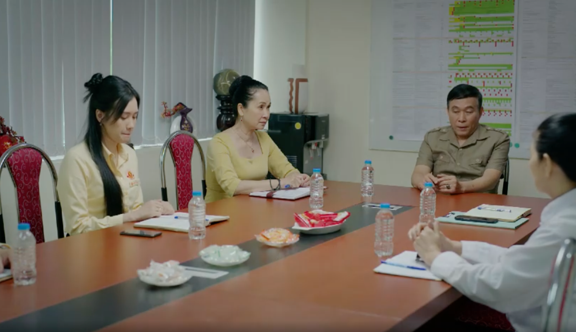 'Dịu dàng màu nắng' tập mới nhất: Tuyết bẽ mặt vì lộ chân tướng, xóm trọ 'mở tiệc' khi Bắc được minh oan- Ảnh 2. 'Dịu dàng màu nắng' tập mới nhất: Tuyết bẽ mặt vì lộ chân tướng, xóm trọ 'mở tiệc' khi Bắc được minh oan- Ảnh 2.