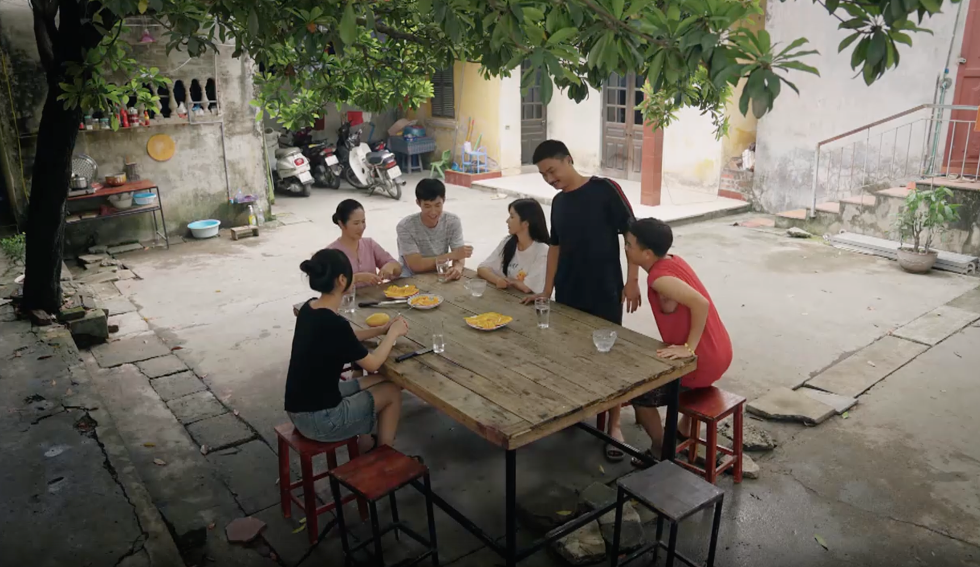 'Dịu dàng màu nắng' tập mới nhất: Tuyết bẽ mặt vì lộ chân tướng, xóm trọ 'mở tiệc' khi Bắc được minh oan- Ảnh 3. 'Dịu dàng màu nắng' tập mới nhất: Tuyết bẽ mặt vì lộ chân tướng, xóm trọ 'mở tiệc' khi Bắc được minh oan- Ảnh 3.
