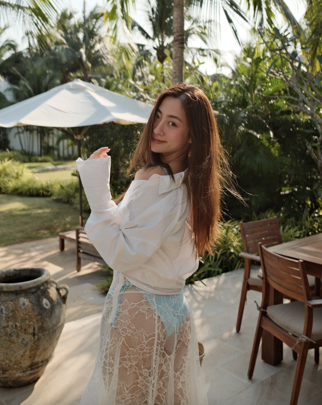 Set đồ đi biển đơn giản mà gây thương nhớ của Hoa hậu quê Cao Bằng - Ảnh 7. Set đồ đi biển đơn giản mà gây thương nhớ của Hoa hậu quê Cao Bằng - Ảnh 7.