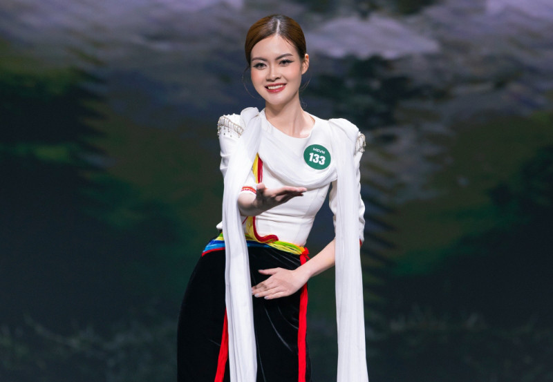 Người đẹp sinh ra trong gia đình có 5 chị em gái gây chú ý khi thi hoa hậu - Ảnh 8. Người đẹp sinh ra trong gia đình có 5 chị em gái gây chú ý khi thi hoa hậu - Ảnh 8.