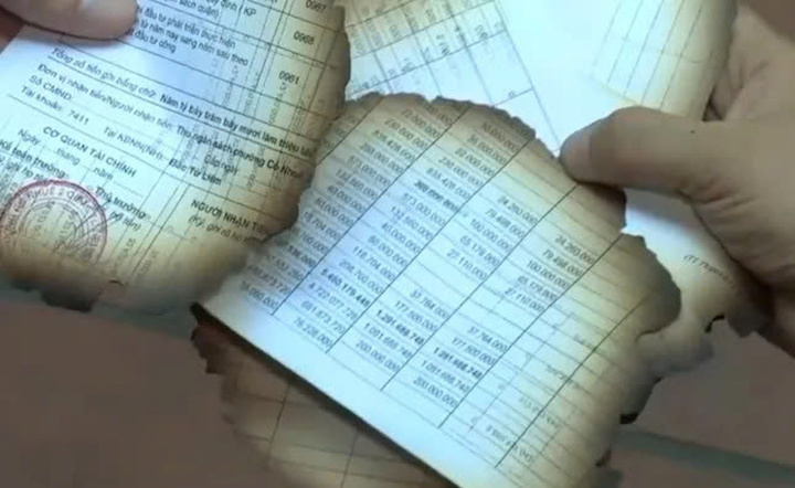 Giám đốc Công an Hà Nội thông tin vụ tài liệu dấu đỏ bị đốt cạnh trụ sở phường - Ảnh 1. Giám đốc Công an Hà Nội thông tin vụ tài liệu dấu đỏ bị đốt cạnh trụ sở phường - Ảnh 1.