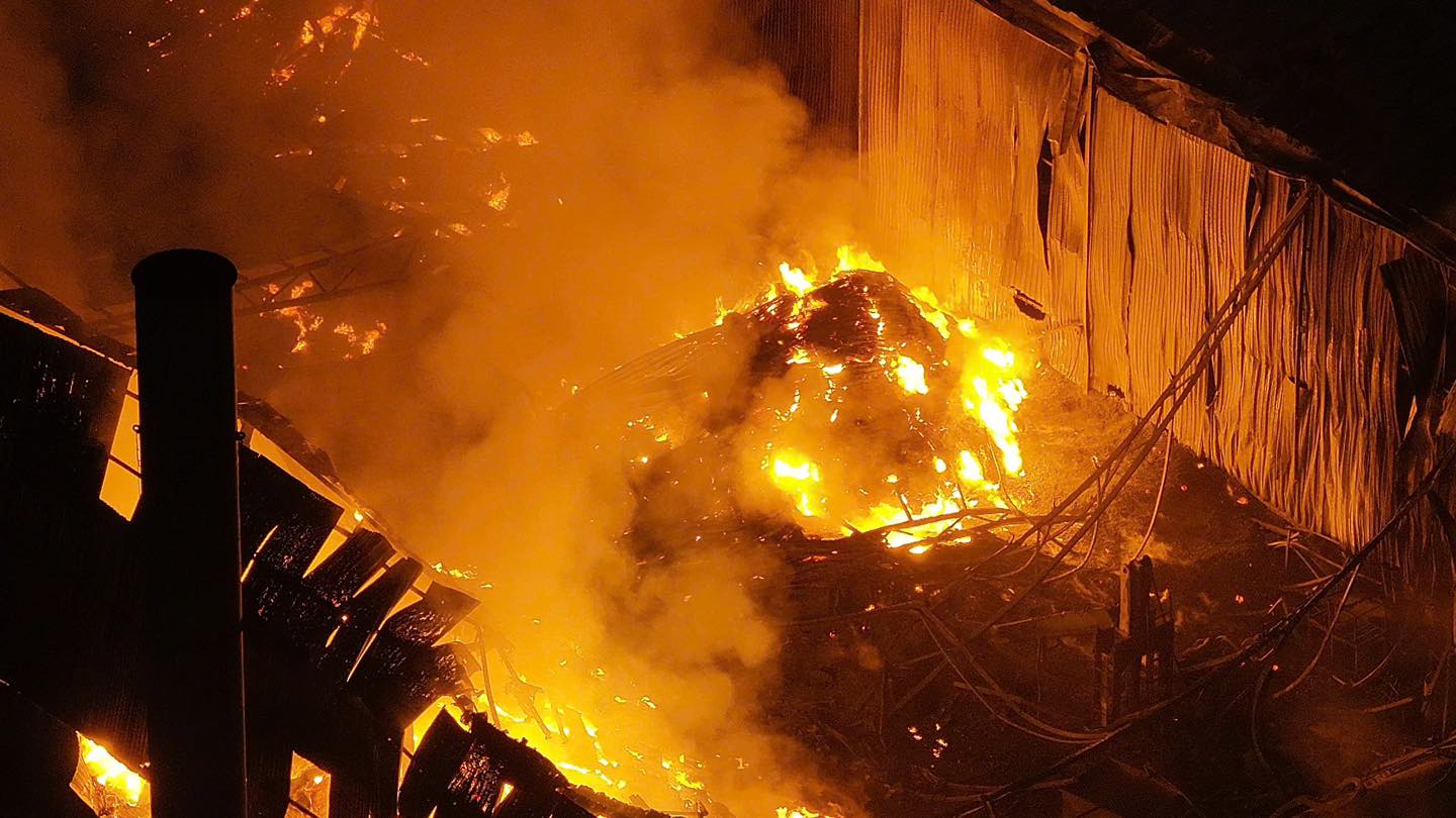 Khẩn trương khống chế đám cháy tại xưởng tái chế phế thải ở Hưng Yên - Ảnh 1.