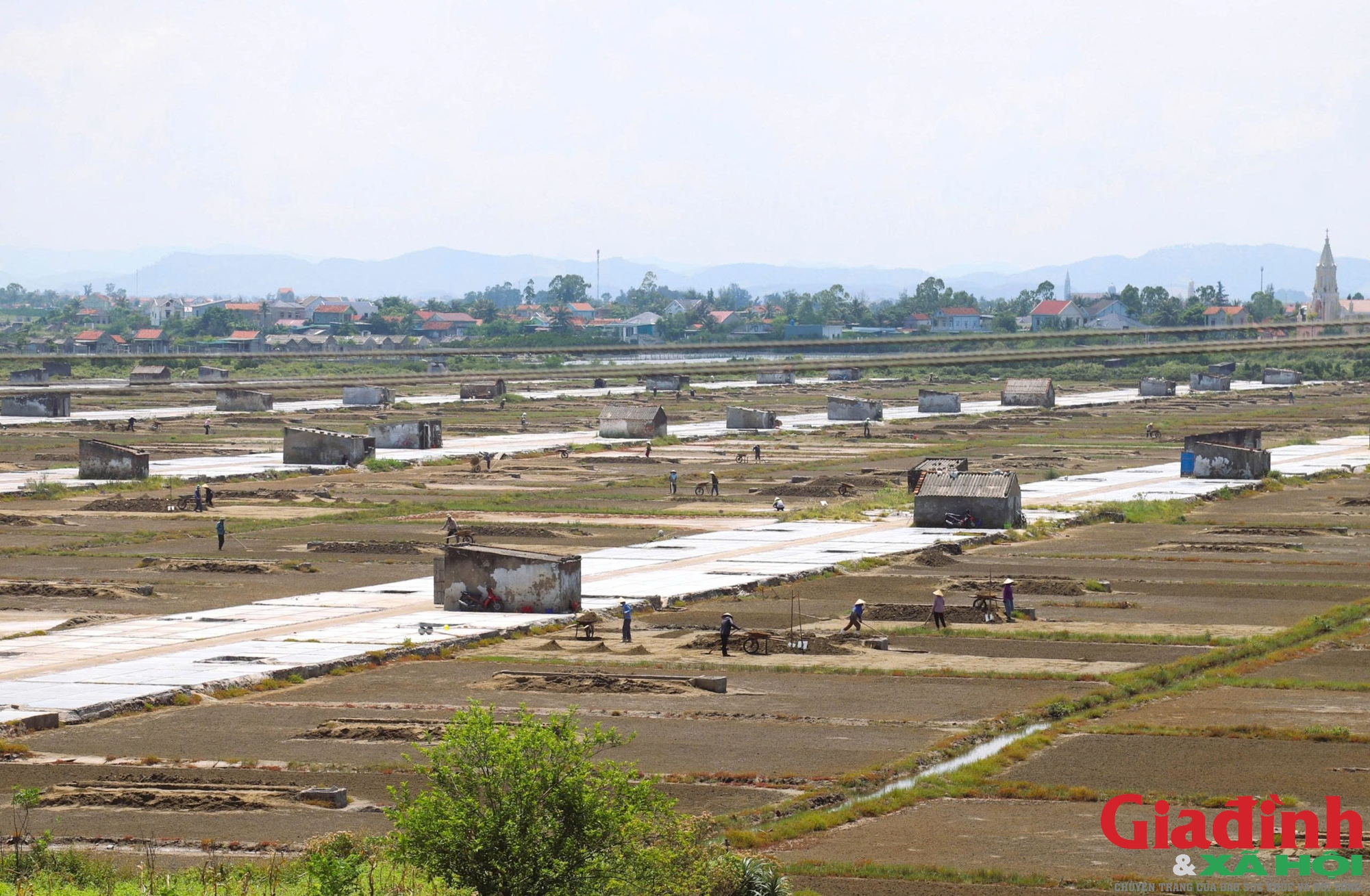 Nghề làm muối bên cửa biển Lạch Quèn - Ảnh 1. Nghề làm muối bên cửa biển Lạch Quèn - Ảnh 1.