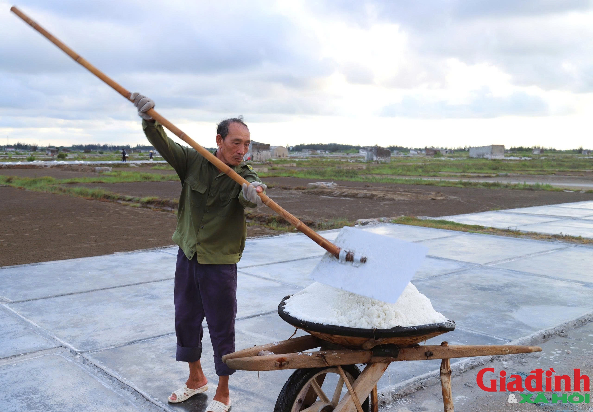 Nghề làm muối bên cửa biển Lạch Quèn - Ảnh 11. Nghề làm muối bên cửa biển Lạch Quèn - Ảnh 11.