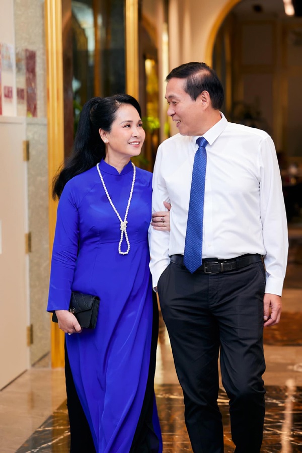 Nữ diễn viên trong vai bà giám đốc đang gây tranh cãi trong 'Dịu dàng màu nắng', tuổi U70 cuộc sống hôn nhân khiến nhiều người ngưỡng mộ- Ảnh 9. Nữ diễn viên trong vai bà giám đốc đang gây tranh cãi trong 'Dịu dàng màu nắng', tuổi U70 cuộc sống hôn nhân khiến nhiều người ngưỡng mộ- Ảnh 9.